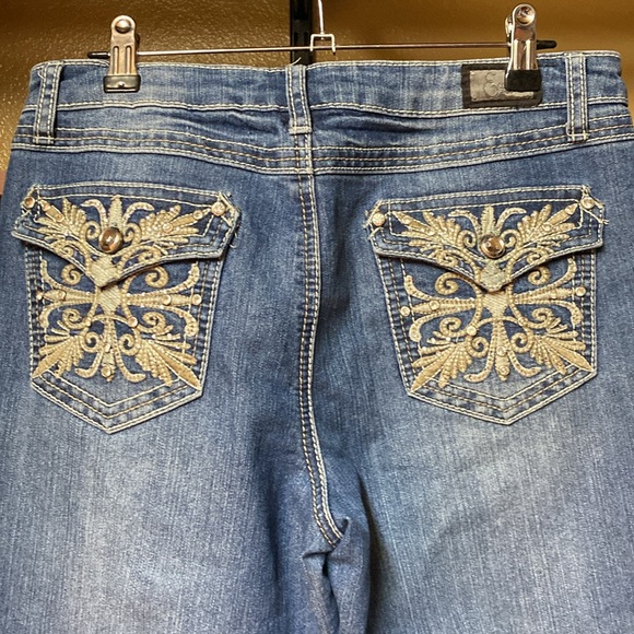 Earl Jean - Picture 7 of 7